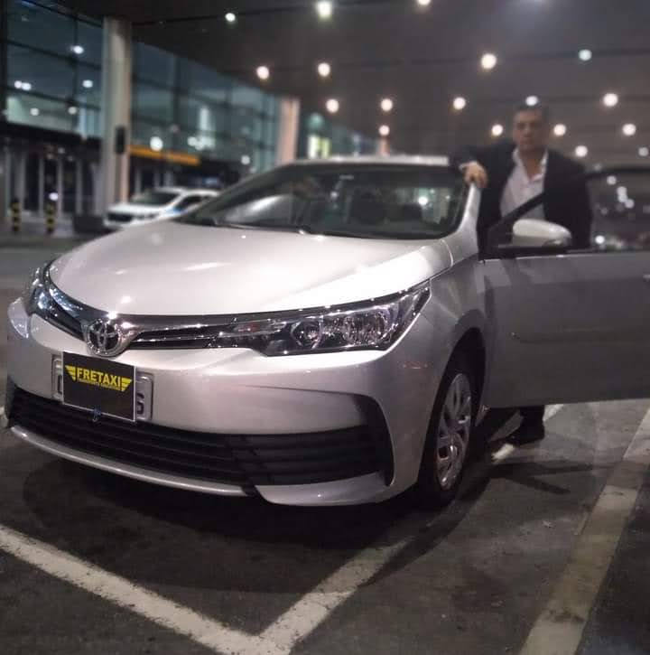 Veículo da Fretaxi em área iluminada à noite