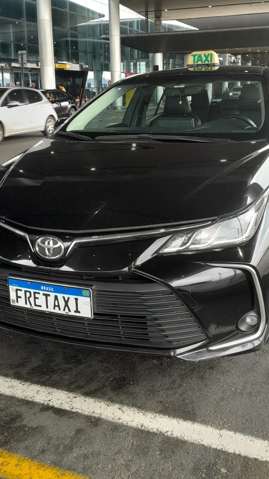 Veículo da Fretaxi em terminal aeroportuário